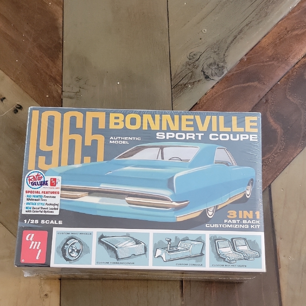 MT 1965 Bonneville Sport Coupe Model Kit - Blue